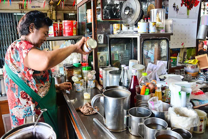 Breakfast at the heart of a wet market